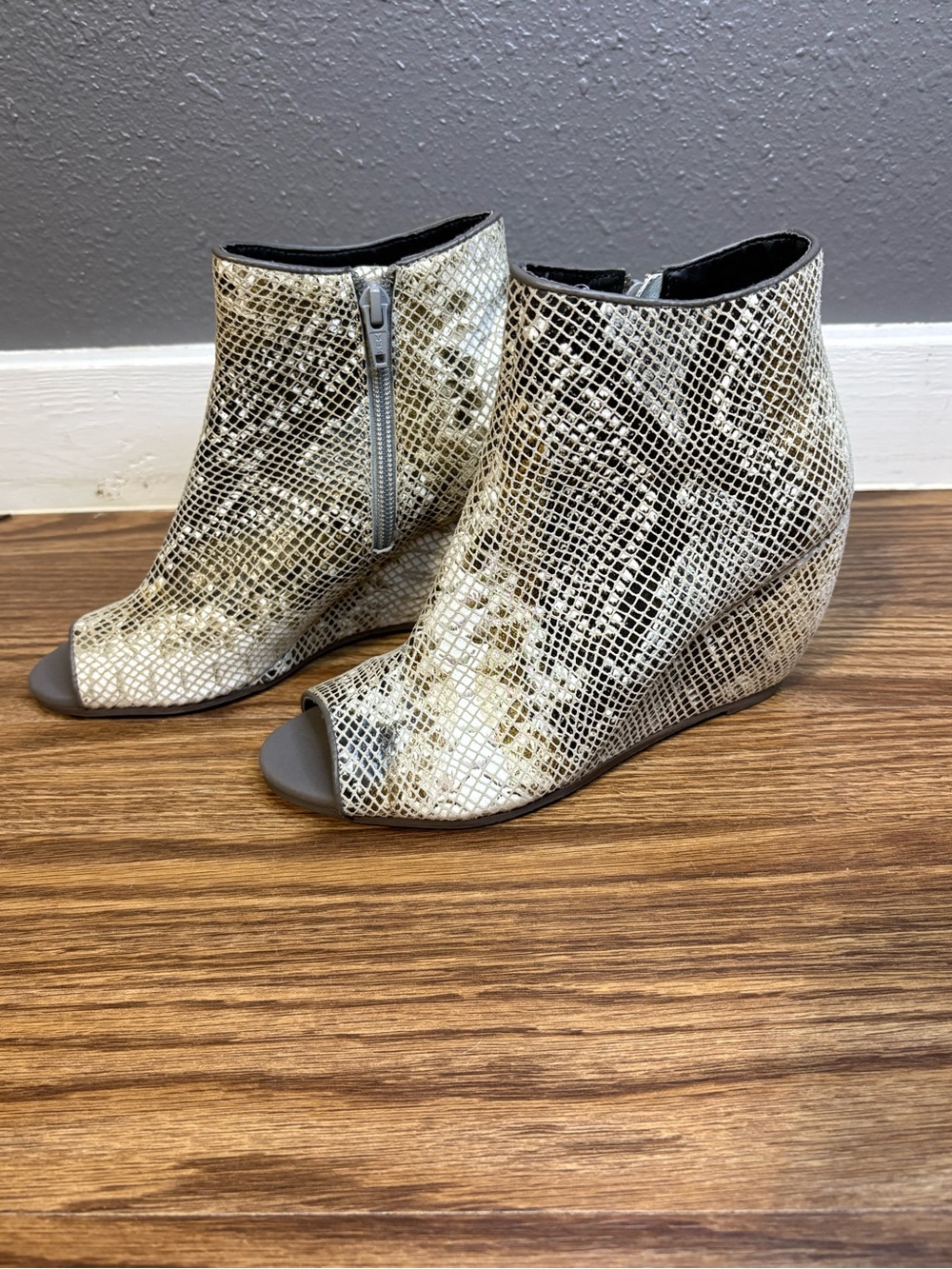 Naughty Monkey Kuda wedge featuring a multi-color snake print leather size 6.5